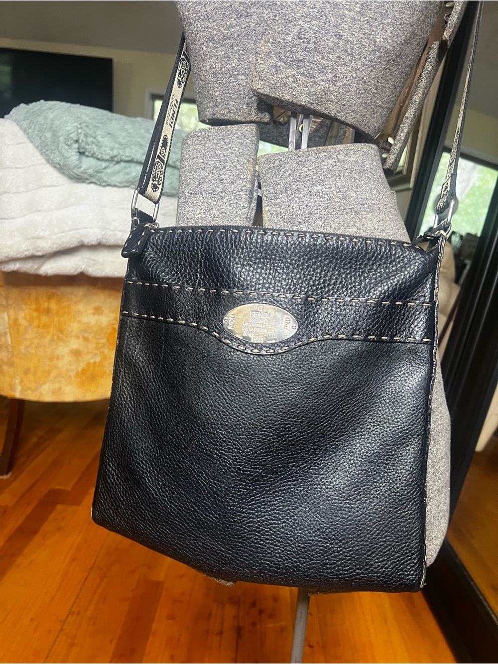 Authentic Fendi Selleria Black Pebbled Leather Crossbody Bag Logo Strap - Picture 4 of 14